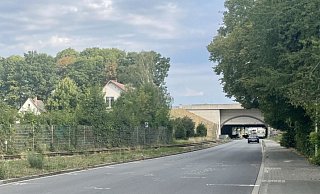Montagmorgen, 8:30 Uhr: Rund dreißig Stunden nach dem tödlichen Unfall auf der Werftstraße ist das Hindernis auf der Fahrbahn sowie das Tempo-30-Schild mit dem Hinweis auf eine unebene Fahrbahn verschwunden. - Patrick Schwemling
