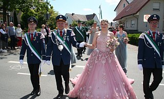 Das Königspaar Fabian Corazolla und Zoe Brett bei der großen Parade. - Johannes Büttner