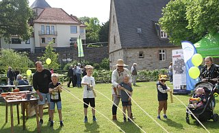 Jonas und Christian, Benedikt, Fabian und Harvey zeigen ihr Geschick beim Seiler Jochen Bauer aus Wewer. - Johannes Büttner