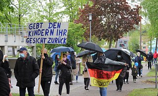 Vom Boras-Park aus zogen die "Friedensspaziergänger" durch die Innenstadt bis zum Wilhelm-Kern-Platz. - Klaus Frensing