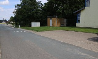 Der Parkplatz vor der Grundschule in Enger: Hier fand offenbar eine Auseinandersetzung statt. - Claus Frickemeier