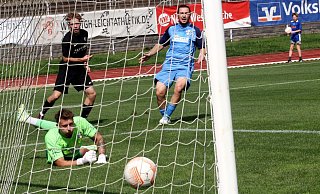 Das zwischenzeitliche 1:1: Stift Quernheims Außenstürmer Joshua Rogalsky (l.) düpiert SC-Schlussmann Nino Vom Hofe und Oguz Peker (r.) und trifft ins lange Eck. Am Ende behielt Herford jedoch mit 4:2 die Oberhand. - Stefan Hageböke