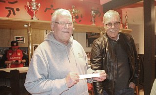 Alles im Griff: Michael Körtner (links, Vorsitzender von Rot-Weiß Rehme) präsentiert das Los SuS Wulferdingsen, das zuvor Norbert Sagowski gezogen hatte. - . Foto: Wolfgang Döbber