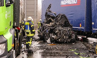 Der BMW X5 ist nach der Kollision kaum noch als Auto zu erkennen. Drei Männer sterben in dem Wrack. - Ralph Meyer