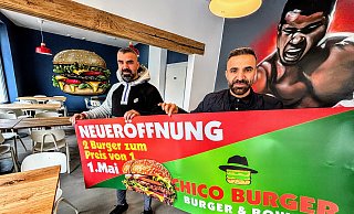 Burhan (l.) und Haydar Yilmaz betreiben ab dem 1. Mai „Chico Burger“ an der Detmolder Straße. - Eike J. Horstmann