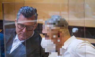 Rechtsanwalt Detlev Binder und der Angeklagte vor dem Landgericht Bielefeld. - Andreas Zobe