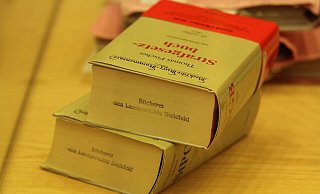Das Landgericht Bielefeld hat unter Androhung polizeilicher Gewalt durchgesetzt, dass die Angeklagten ihre Coronaschutzmasken abnehmen. Ein wichtiger Zeuge sollte sie identifizieren. - Ulf Hanke