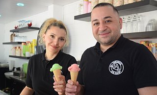 Engin und Sevda Gülay haben das "Paradice Ice Café" an der Langen Straße - neben der Buchhandlung Nottelmann - eröffnet. - Mareike Patock