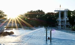 Die Sonne ist gerade aufgegangen, morgens um 6 Uhr im Wiesenbad in Bielefeld. - Peter Unger