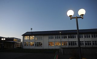 In der früheren Hauptschule in Wehdem ist derzeit Licht an, wenn die JFK-Kleiderkammer geöffnet hat. In dem Gebäude soll eine neue Kita eingerichtet werden. - Joern Spreen-Ledebur