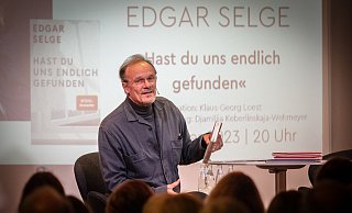 Auf der Lesebühne: Edgar Selge gab bereitwillig Auskunft über die Entstehungsgeschichte seines Buchs. - Mike-Dennis Müller