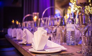 Ob gemütliches Essengehen, gemeinsames Rätseln oder Action. Im Kreis Gütersloh finden sich zahlreiche Angebote für die Weihnachtsfeier. - Symboldbild/Pixabay