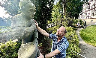 Michael Diwo überprüft durch „Aufbringen einer geeigneten Horizontallast“ die Sicherheit der Statue am Borchener Annettentempelchen. Jugendliche brachten sie 2017 zu Fall. - Jens Reddeker