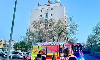 Etwa 20 Feuerwehrleute sind am Abend zu dem Hochhaus an der Paderborner Leuschnerstraße ausgerückt. - Ralph Meyer