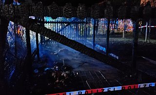 Dieser Holzunterstand, unter dem sich mehrere Mülltonnen befanden, stand an der Engerstraße in Vollbrand. - Claus Frickemeier