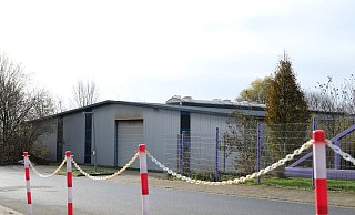 Die Ermittlungen konzentrierten sich auch auf die Halle und das Wohnhaus im Gewerbegebiet Hüllhorst-Schnathorst. Hier betrieb Jörg Döhnert die Firma Watertech. In einer Feuertonne wurden Überreste der Kleidung des Unternehmers gefunden. - Heike von Schulz