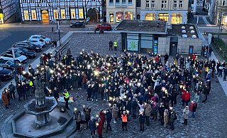 Zum Abschluss versammelten sich die Teilenehmer mit den Lichtern auf dem Neustadt-Marktplatz. - Bündnis Zum Abschluss versammelten sich die Teilenehmer mit den Lichtern auf dem Neustadt-Marktplatz. - Bündnis