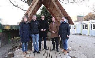 Sarah Heithölter (v. l.), Markus Knoblich, Andreas Hüffmann, Jörn-Uwe Wolff und Manuela Uphoff im neuen Holzhäuschen. - Björn Kenter