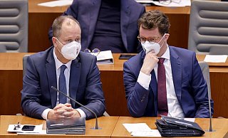 Joachim Stamp (FDP) und Hendrik Wüst (CDU) kommen mit ihren Fraktionen in einer neuen Umfrage in NRW nicht auf genügend Stimmen, um die Koalition fortzusetzen. - imago images/Future Image