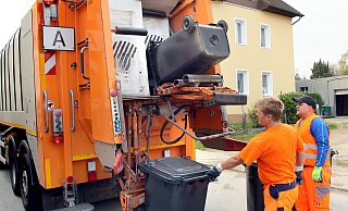Auf der Zimmerstraße leeren zwei Mitarbeiter der städtischen SWK die Müllbehälter. - Frank-Michael Kiel-Steinkamp (Archivfoto)