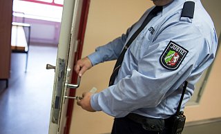 Nachdem er anfänglich geschwiegen hatte, hat der Hauptangeklagte einen Teil der in Rede stehenden Drogengeschäfte mittlerweile vor Gericht eingeräumt. - picture alliance / dpa