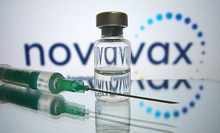 In den Impfstoff von Novavax setzt die Politik große Hoffnung, da viele Ungeimpfte ihre Zweifel mit fehlendem Vertrauen in die mRNA-Impfstoffe begründen. Doch bislang ist die Nachfrage sehr verhalten. - picture alliance