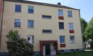 In diesem Mehrfamilienhaus in Enger kam es zu der Tat, bei der eine 30-Jährige durch Messerstiche lebensgefährlich verletzt wurde. - Claus Frickemeier