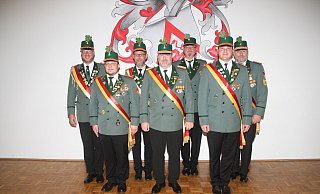 Die Platzmeistertruppe: Bataillonsfeldwebel André Ikenmeyer, Bataillonsfeldwebel Christoph Ruckmann, Bataillonsfeldwebel Detlef Hantke, Platzmajor Robin Röschlein, Bataillonsfeldwebel Werner Ellenbürger, Bataillonsfeldwebel Michael Meermeier und Bataillonsfeldwebel Edmund Koch. - Schützenbruderschaft Elsen
