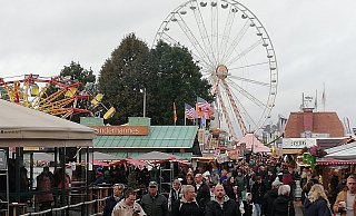 Tausende Gäste aus Niedersachsen und auch aus NRW zieht es zum Brockumer Markt. Sie genießen die einmalige Atmosphäre, die der Traditions-Rummel bietet. Bis Dienstagabend werden mehr als 200.000 Gäste erwartet. - Joern Spreen-Ledebur