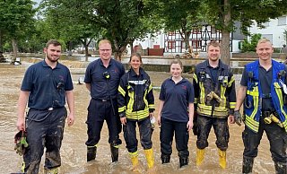Die Feuerwehrleute waren in Bad Münstereifel im Einsatz. Sie haben vielen Menschen das Leben gerettet und sich dabei selbst in Gefahr gebracht. Alle Helfer kamen aber wohlbehalten wieder nach Hause. Hier sind zu sehen: Lukas Fockel (v. l.), Manuel Grauthoff, Ann-Christina Weltz, Jessica Wulf, Jannik Henrichs und Tobias Pietsch. - Löschzug Stukenbrock