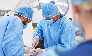 Ein Ärzte-Team bei einer Operation in der Unfallchirurgie. - picture alliance / Zoonar
