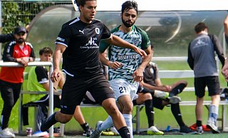 Laufduell zwischen Eintrachts Remo Roy Delgado (l.) und dem Dornberger Yunus Eren Durucan. - Andreas Zobe