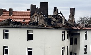 Der Dachstuhl des Wohnhauses ist komplett heruntergebrannt. Die Schornsteine drohen bei Sturm umzustürzen. - Jens Reichenbach