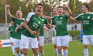 Kevin Freiberger, Alan Dantas, Tim Manstein, Nils Köhler und Nico Buckmaier feiern den Sieg des FC Gütersloh in Rhynern. - Jens Dünhölter