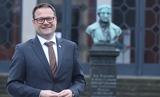 Lars Bökenkröger vor dem Badehaus 1 und der Büste des Berghauptmanns Carl von Oeynhausen. "Über dessen Wirken mehr gesprochen werden müsste", findet der Bürgermeister. - Jörg Stuke