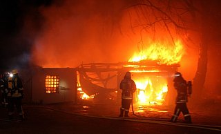 Der Garagentrakt stand in hellen Flammen. Foto: Polizei Minden-Lübbecke - Foto: Polizei Minden-Lübbecke