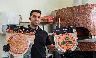 Raydin Özden, Inhaber des Restaurants "La Perla" zeigt die tiefgefrorenen Pizzen. Vier verschiedene Sorten gibt es bisher, zwei weitere sollen im Kürze folgen. - Ralf Bittner