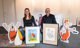 André Sedlaczek beim Aufbau seiner Ausstellung „Irgendwas ist immer“ in der Galerie im Rathaus. Unterstützt wird er von Tochter Felina Queseleit, die zur Eröffnung einen Poetry-Slam-Beitrag zum Thema beisteuern wird. Foto und Repros: Ralf Bittner - Ralf Bittner