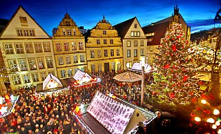 Viele Besucher tummeln sich rund um die Weihnachtsmarkt-Buden auf dem Alten Markt. - Bielefeld Marketing