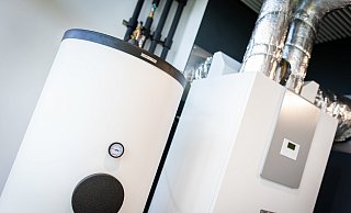 Wärmepumpen in einem Heizungsraum. - Moritz Frankenberg