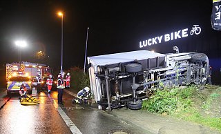 Der Lkw kam in einer Böschung zum Liegen. - Charlotte Mahncke