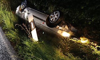 Das Auto der Nieheimerin blieb auf dem Dach im Straßengraben liegen. - Polizei Höxter