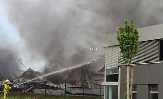 Der Feuerwehr ist es gelungen, ein Übergreifen der Flammen auf die anderen Gebäude zu verhindern. - Klaus Frensing