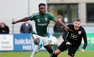 Er schreit seinen Schmerz heraus: In dieser Szene kommt Timo Mühlmeier vom FCO (rechts) nach knackigem Zweikampf mit dem Tengeraner Stürmer Gerhard Kwarteng zu Fall und muss anschließend auf dem Platz behandelt werden. - Egon Bieber