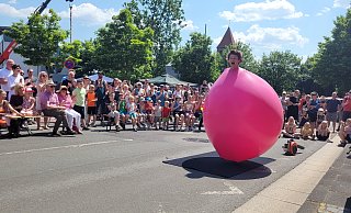 Ballon-Künstler Tobi van Deisner begeistert die Besucher gleich zweimal mit seiner spektakulären Show auf der Lübbecker Straße. - Florian Weyand