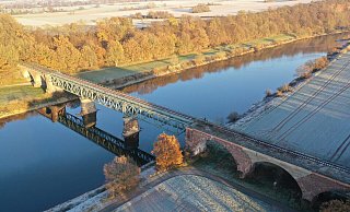 Die Kennedy-Brücke von oben. An die Kriegsfolgen erinnert noch der Beton-Teil in den Steinbögen der Flussquerung. - Thomas Kube