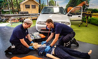 Simon Bartholomäus (l.) und Jordan Dyck im Einsatz auf der simulierten Pferdekoppel: Die Rettungsdienstschule in Bielefeld bietet den Lernenden viele Szenarien. - Mike-Dennis Mller / www.mdm.photo Simon Bartholomäus (l.) und Jordan Dyck im Einsatz auf der simulierten Pferdekoppel: Die Rettungsdienstschule in Bielefeld bietet den Lernenden viele Szenarien. - Mike-Dennis Mller / www.mdm.photo