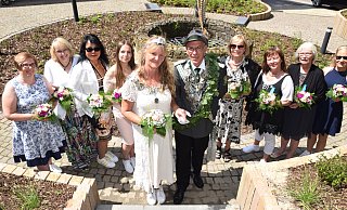Das Königspaar Thorsten Linnenlüke und Sandra Vortmann-Schreiber (Mitte), umgeben von den Throndamen (v. l.) Melanie Dorneau, Dagmar Doppelstein, Imelda Birkemeyer, Dorina Schnur sowie Brigitte Schnepel, Martina Richter, Heidrun Meyer und Kathrin Laumann. Es fehlt Christin Lampl. - Karin Prignitz