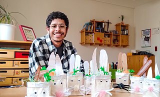 Das Foto zeigt den brasilianischen Freiwilligen Derik Ramos Peixoto bei seiner Arbeit in einer Kindertagesstätte. - Verein Mundus Eine Welt