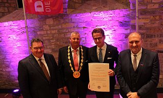 Michael Lutter (Hauptgeschäftsführer Kreishandwerkerschaft, v.l.), Mickel Biere (Kreishandwerksmeister), Preisträger Carsten Linnemann und Hans Peter Wollseifer (Präsident Zentralverband des Deutschen Handwerks) bei der Verleihung des Ehrenzeichens. - Moritz Jülich